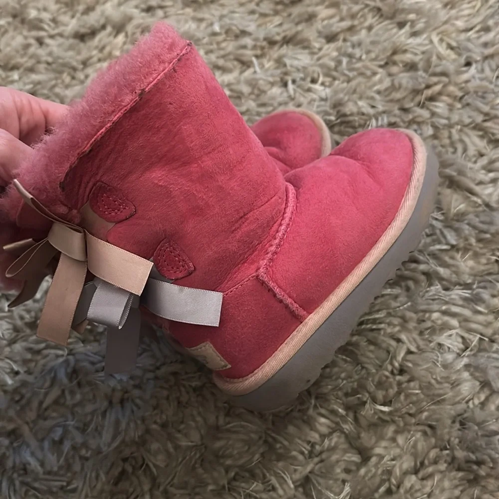 UGGS - Picture 2 of 7